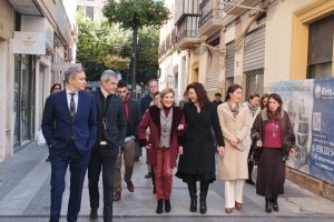 Un momento del paseo de la consejera y la alcaldesa por los comercios de Almería.