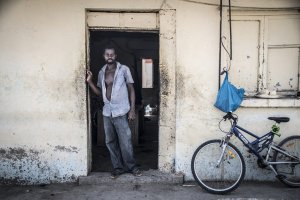 Un subsahariano residente en el poblado del Walili (Níjar), en una imagen de Juan Miguel Morales
