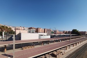 Vista general de la playa de vías a su llegada a la estación intermodal