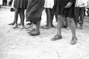 Pies desnudos y zapatos pobres en una imagen de los años 60 en un pueblo de pescadores de la zona del Cabo de Gata.