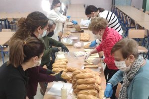 Familiares de los estudiantes del Freinet preparando los BESOs.