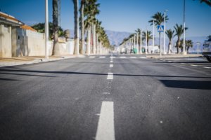 Recién renovado pavimento en el Paseo del Mar de \'La Urba\' de Roquetas.