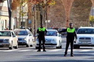 Imagen de archivo de agentes de la Policía Local regulando el tráfico.