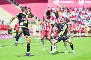 Robertone y Mendes en el partido de la primera vuelta que terminó 3-1.