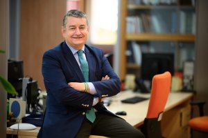 Antonio Sanz, consejero de Presidencia, posa para el fotógrafo en las instalaciones de La Voz de Almería