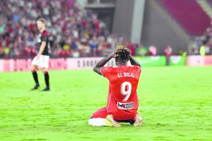El Bilal Touré en la hierba en el partido en casa ante Osasuna (lunes y 0-1).