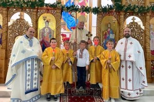 Vasyl Diakiv, a la derecha, en la celebración de la Navidad por el rito bizantino.