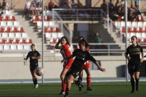 Anita París es el pulmón en el centro del campo del Almería femenino.