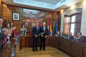 Acto de investidura con el nuevo regidor y el portavoz del PSOE, sentado, primero por la derecha.