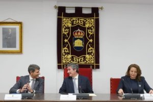 Pedro Fernández, Manuel Cortés y Carmen Crespo este lunes en Adra.