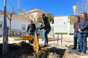 Fernández-Pacheco coloca la primera piedra de esta obra.