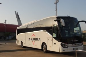 El autobús del Almería saliendo del Mediterráneo.