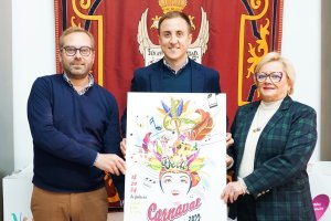 Javier Carmona, creador del cartel junto al alcalde, Alfonso García y la concejal de Festejos Amparo García.