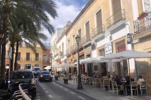 Vista general de la calle Jovellanos llena de establecimientos hosteleros