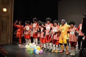 Actuación de la chirigota \'Qué pelotazo\'.