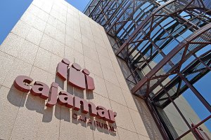 Fachada de la sede central del Grupo Cooperativo Cajamar en Almería