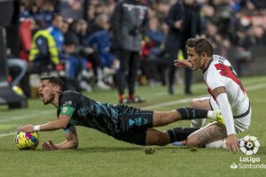 Lucas Robertone sufre la falta de Óscar Trejo. No jugará contra el Betis por amarillas.