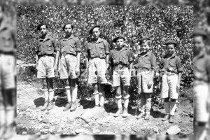 Los niños de los años 50 y 60 aprendían la posición de firmes y la rectitud militar en los campamentos de Falange.