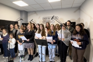 Integrantes de Voz de voces que han creado este himno.