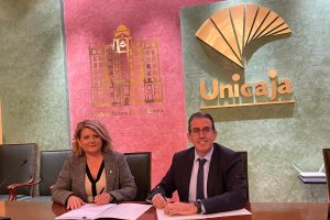 La alcaldesa y el representante de Unicaja, en la firma del documento del compromiso de compraventa