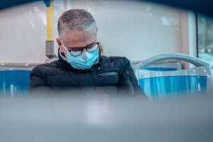 La mascarilla deja de ser obligatoria en el transporte público.