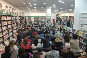 Lleno en el espacio de presentaciones de la Librería Picasso.