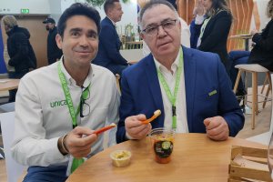José Martínez Portero, presidente de Unica Group, probando el novedoso formato de dipeo vegetal que han llevado a Berlín.
