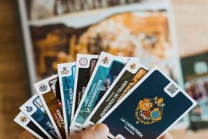 Las Holy Cards, un nuevo furor de cromos llega a Almería.