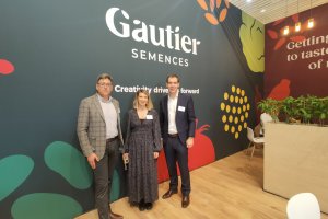 Miembros de la empresa posando junto al nuevo logo de Gautier en Fruit Logística 2023.