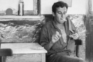 Juan Goytisolo fotografiado por Vicente Aranda en la Almería de los 60.