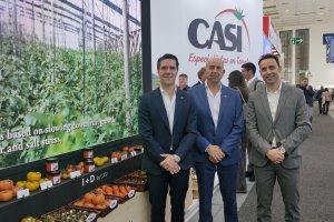 El presidente y el director general con el director comercial de La Voz, Ricardo Céspedes