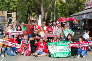 Las aficiones de Real Betis y Almería hermanadas en Sevilla.