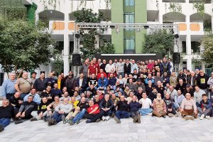 Foto de familia de los participantes en el clinic sobre modelismo.