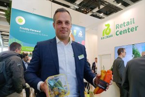 Javier García, \'chain specialist\' de Rijk Zwaan, con los MyCubies y el Sweet Palermo.