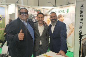 Carlos Moriana Glindemann e Iban Martos, propietarios de Agro Red & Green, junto a Ricardo Céspedes, director comercial de La Voz de Almería.
