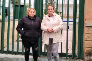 Antonia Otero e Isabel Yeray, dos de las madres, a las puertas de la residencia.
