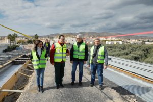 Ayuntamiento de Huércal de Almería y Diputación han visitado este viernes las obras del puente sobre el río Andarax.