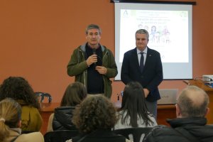 El alcalde junto al delegado provincial de Salud.
