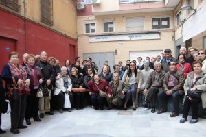 Miembros de la Asociación de Emigrantes Retornados de Almería junto al monumento al emigrante.