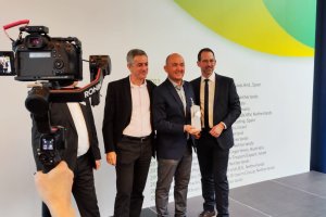 Izquierda, Ángel del Pino, director de I+D+iT de Anecoop, centro, Antonio Pérez Morales, Director Comercial de Anecoop Murcia