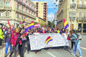 Algunos de los integrantes de la marcha en la Puerta de Purchena, este sábado.