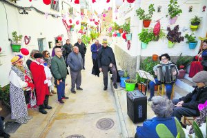 Los vecinos han participado en la actividad  ‘Esperando a San Valentín’.