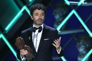 Rodrigo Sorogoyen, recogiendo uno de los Goya de \'As bestas\'.