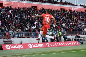 Luis Suárez celebrando su segundo gol con el Almería.