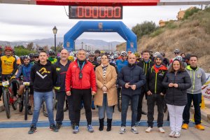 Autoridades y miembros de la organización en la salida de la prueba.