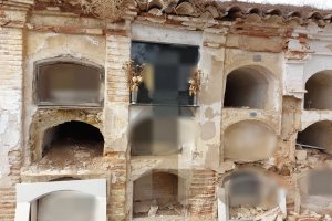 Nichos deteriorados en el cementerio de Vera.