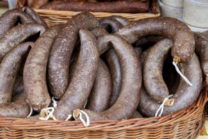 Imagen de archivo de una cesto lleno de tripas de morcilla.