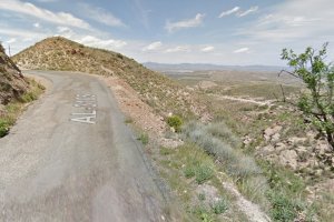 Imagen de la AL-3105, carretera que une Lucainena de las Torres con Turrillas.