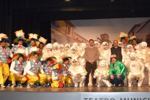 El alcalde y el concejal de Cultura con las dos chirigotas del certamen y el presentador el pasado sábado.