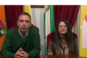 El alcalde, Pedro Ridao y la concejal de Economía, Maria Jesús Aznar presentan el II Plan de Activación Económica Social.